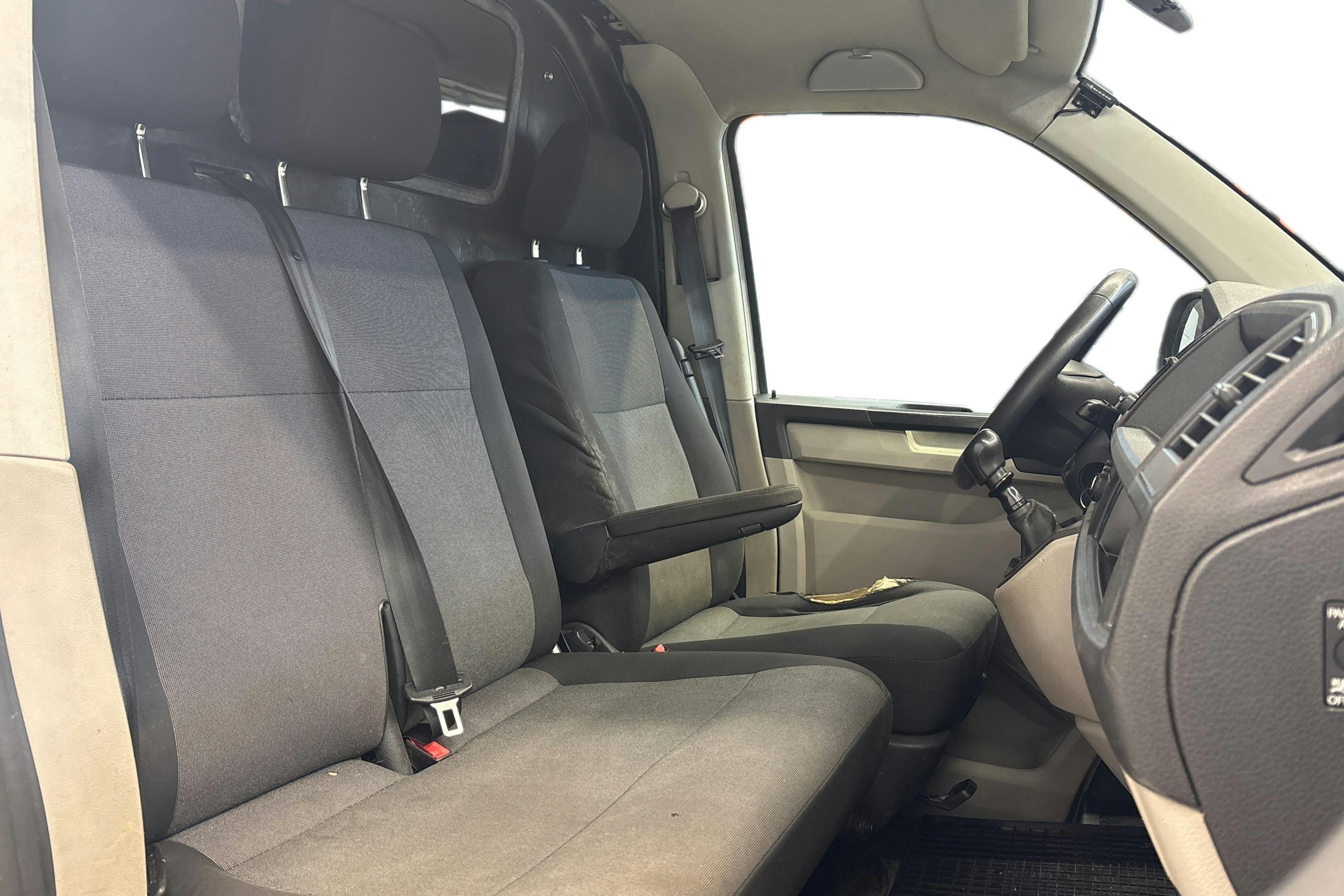 valkoinen Volkswagen Transporter 2016 kuva 9.