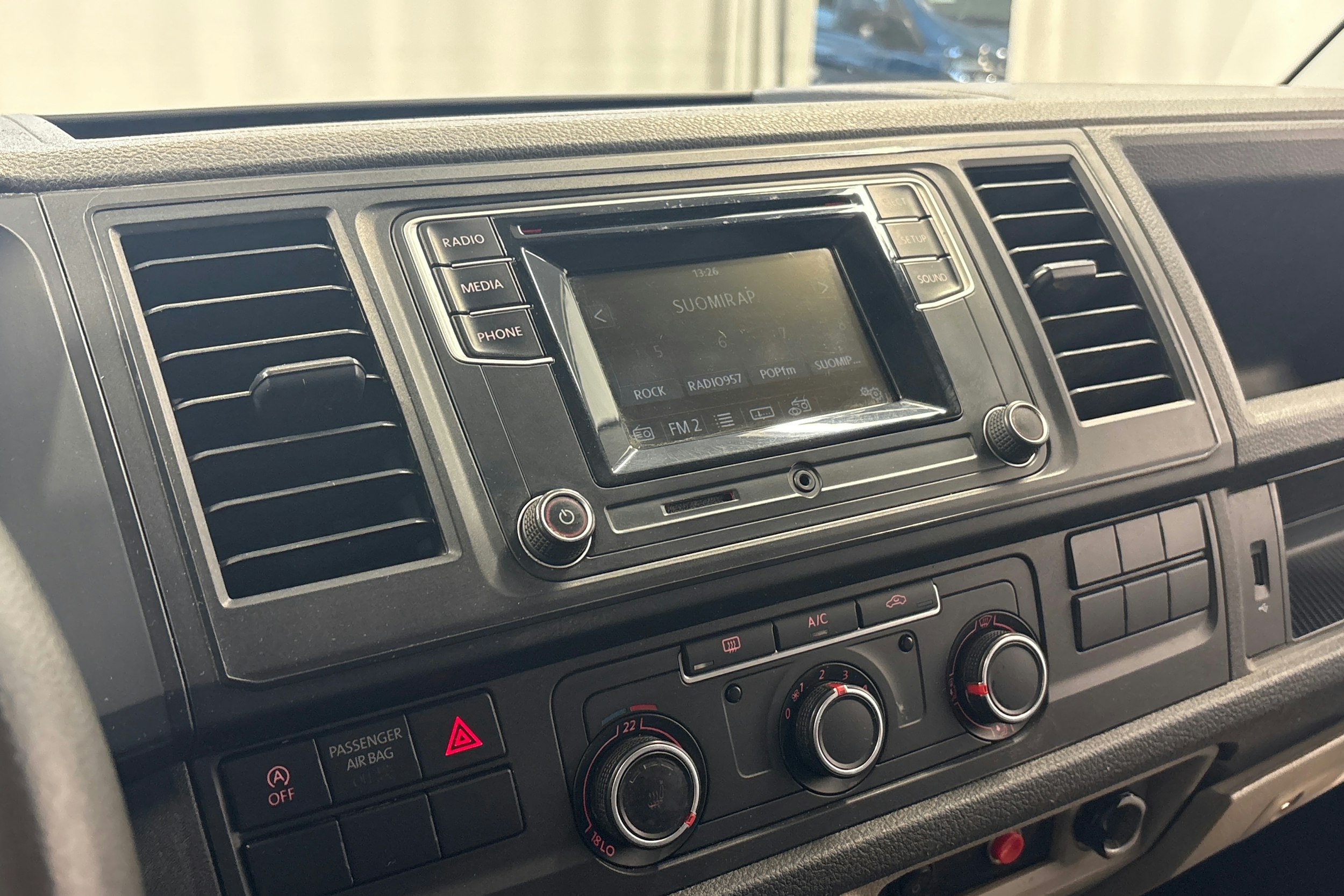 valkoinen Volkswagen Transporter 2016 kuva 11.