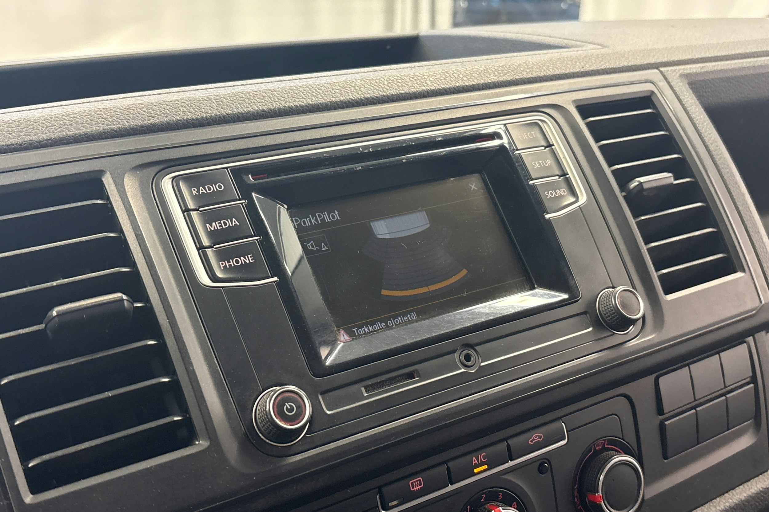 valkoinen Volkswagen Transporter 2016 kuva 12.