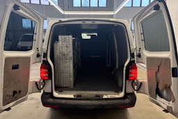 valkoinen Volkswagen Transporter 2016 kuva 16.