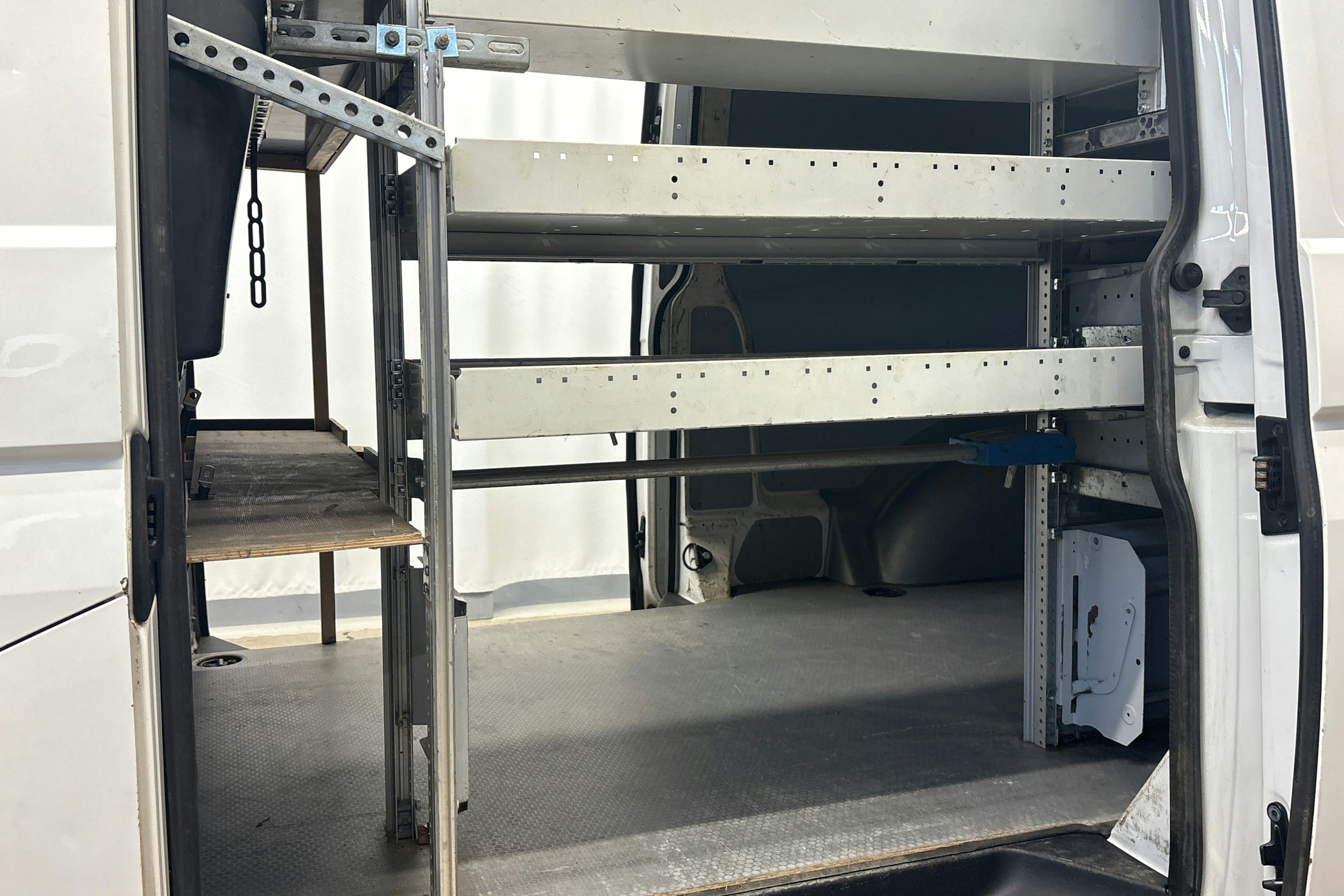 valkoinen Volkswagen Transporter 2016 kuva 18.