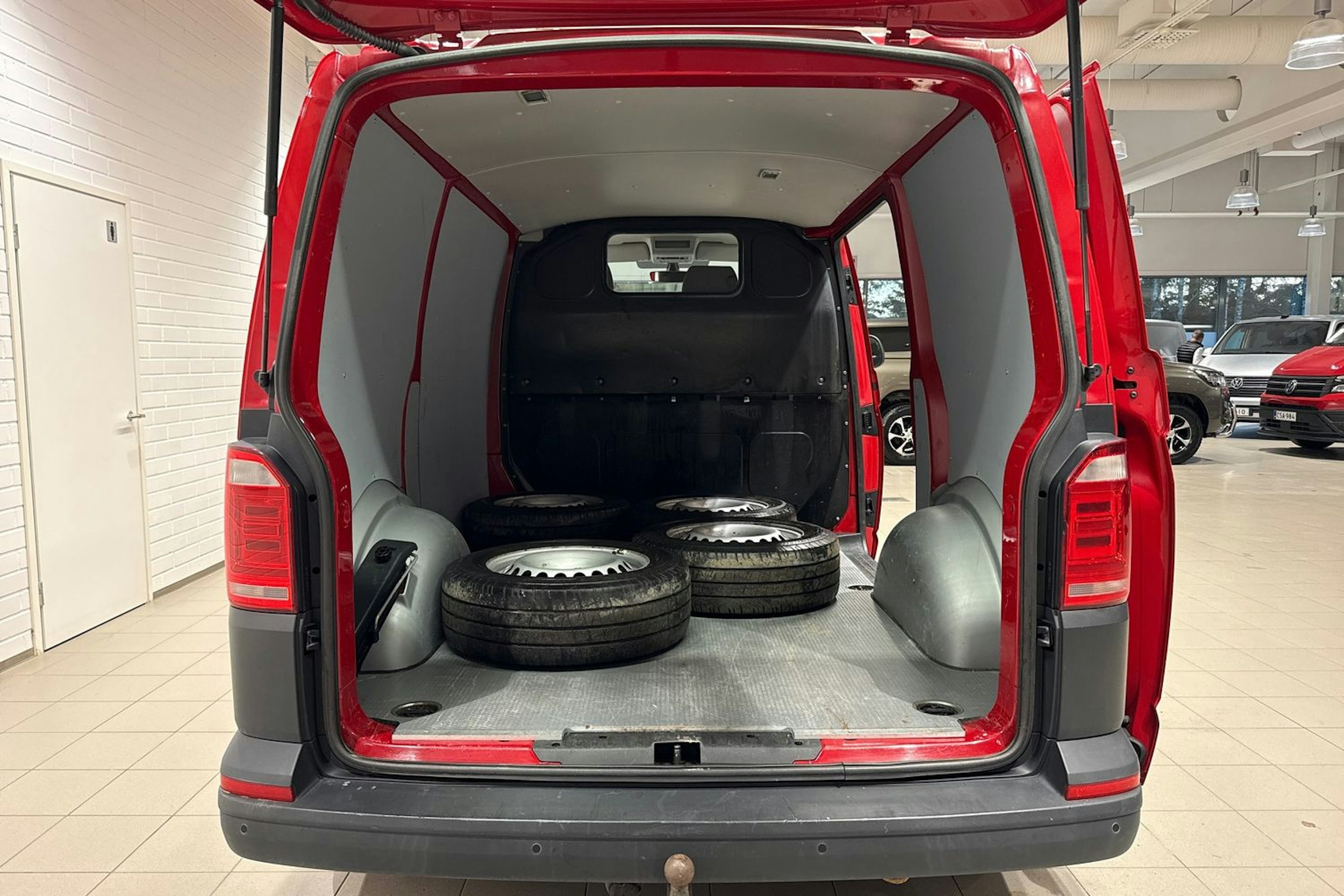 punainen Volkswagen Transporter 2016 kuva 10.