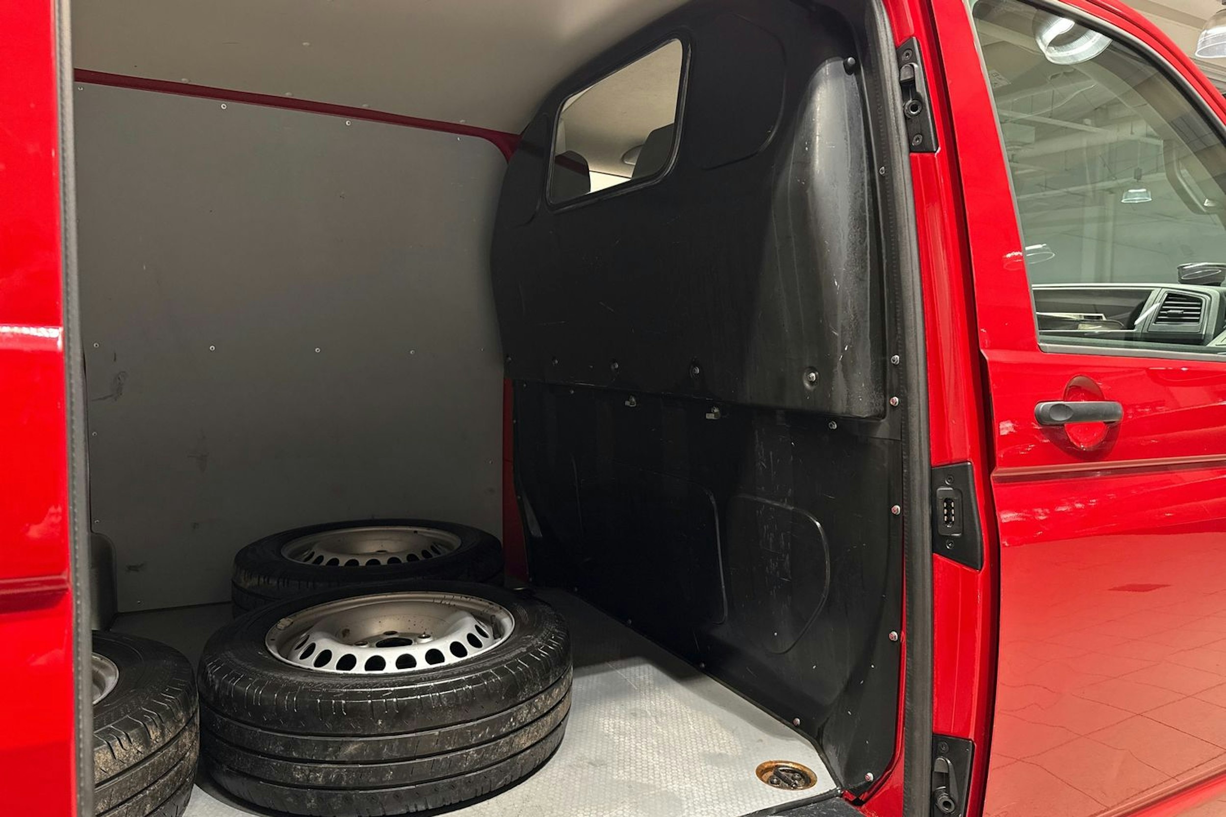 punainen Volkswagen Transporter 2016 kuva 11.