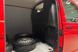 punainen Volkswagen Transporter 2016 kuva 11.