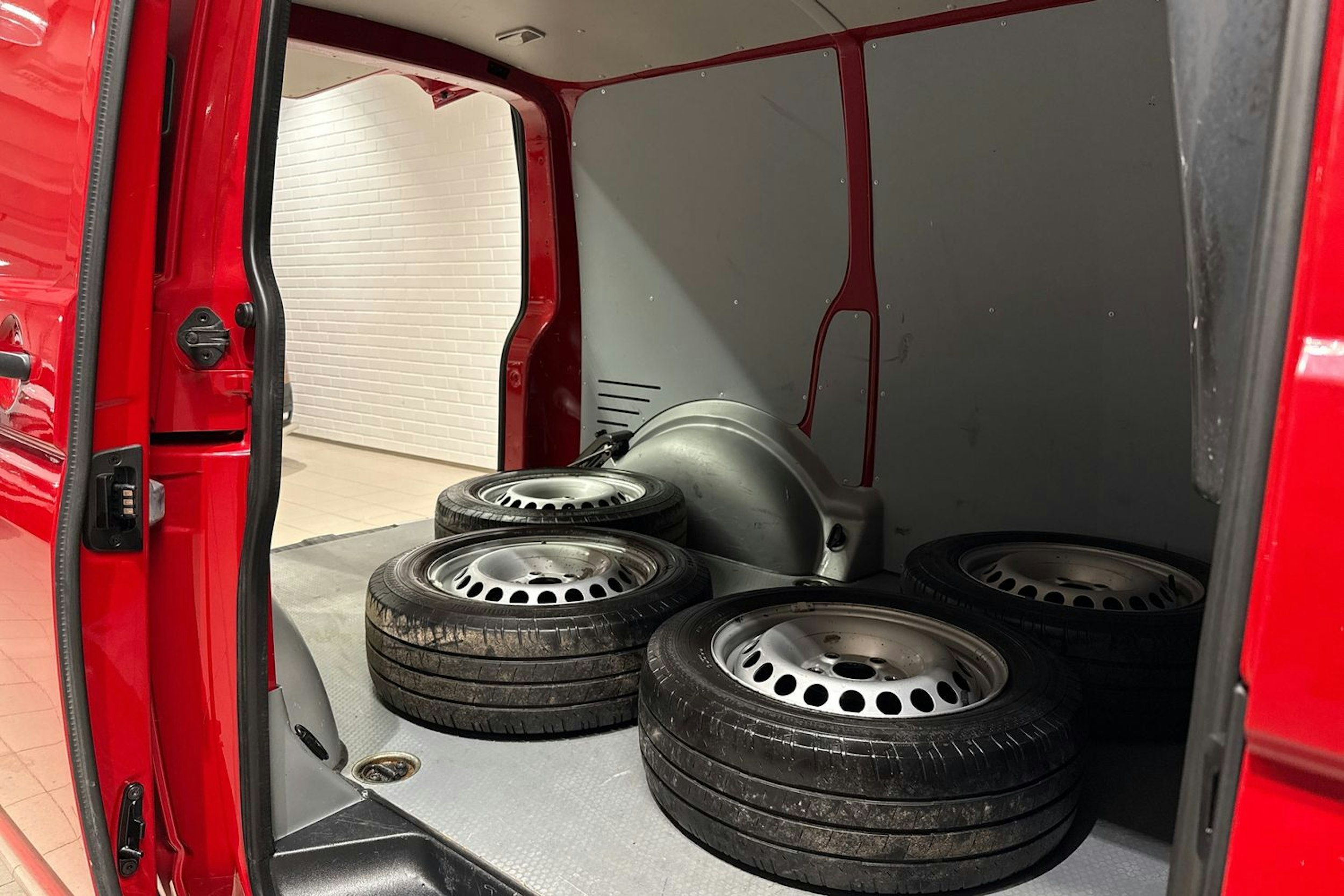 punainen Volkswagen Transporter 2016 kuva 12.