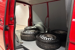 punainen Volkswagen Transporter 2016 kuva 12.