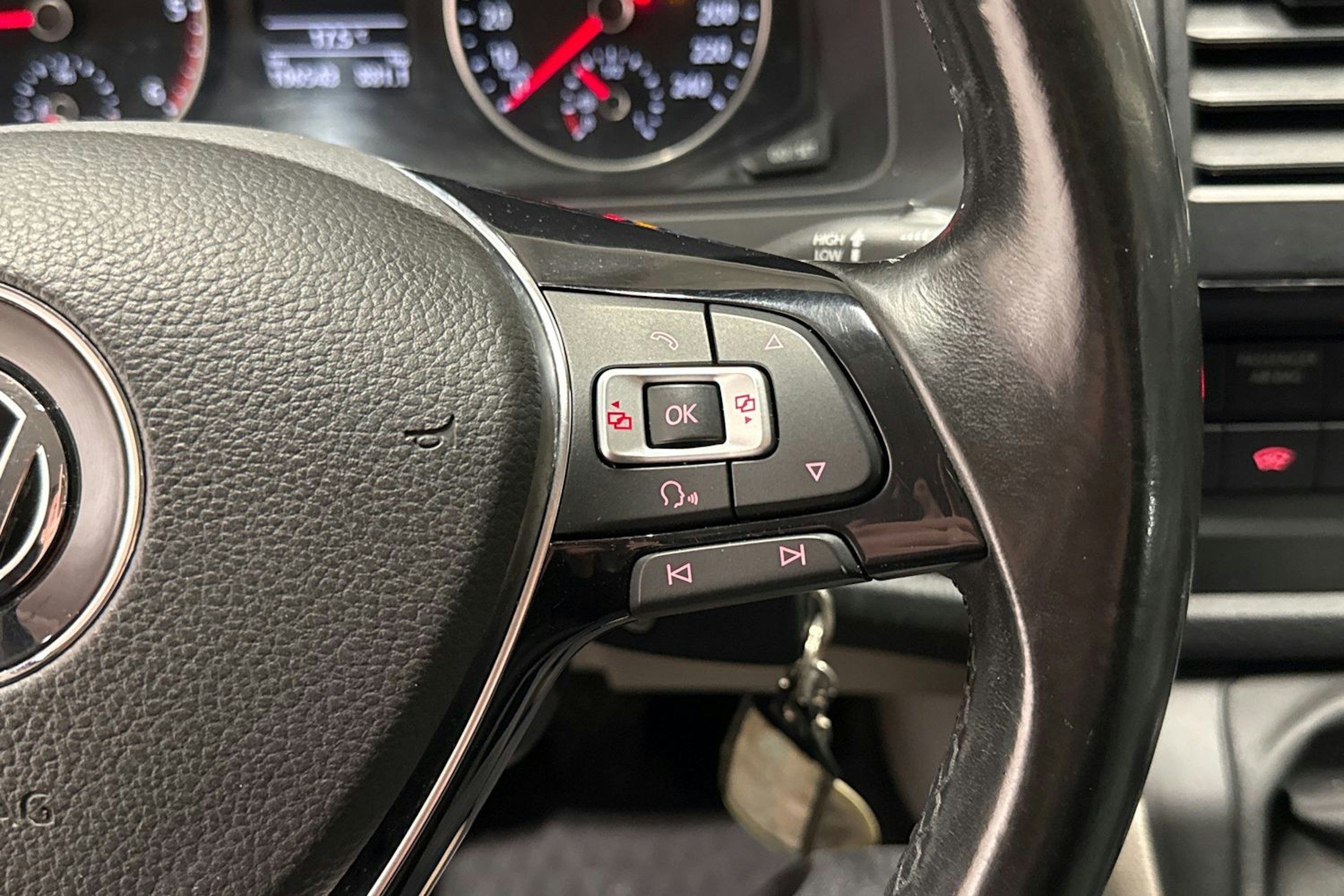 punainen Volkswagen Transporter 2016 kuva 14.