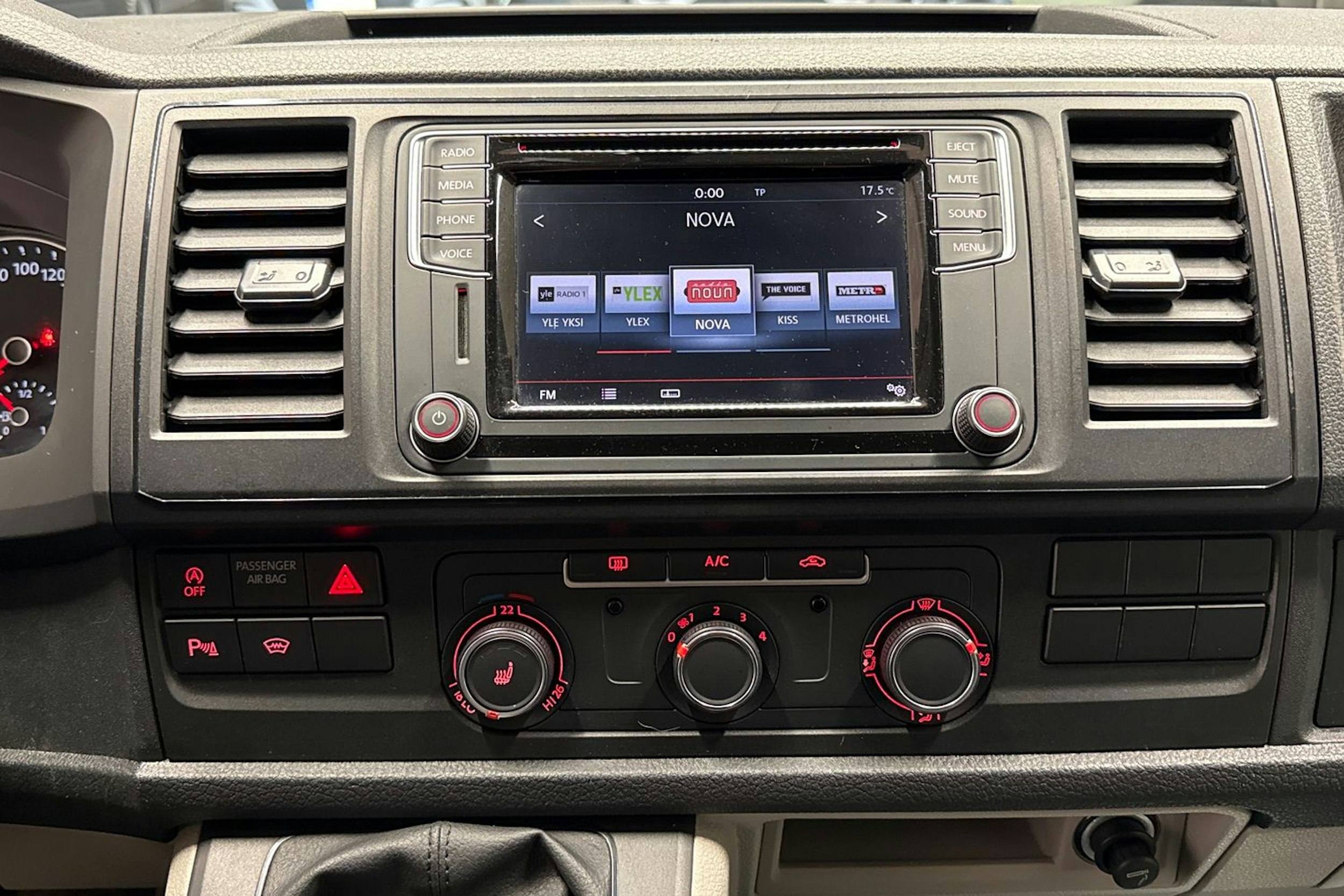 punainen Volkswagen Transporter 2016 kuva 15.