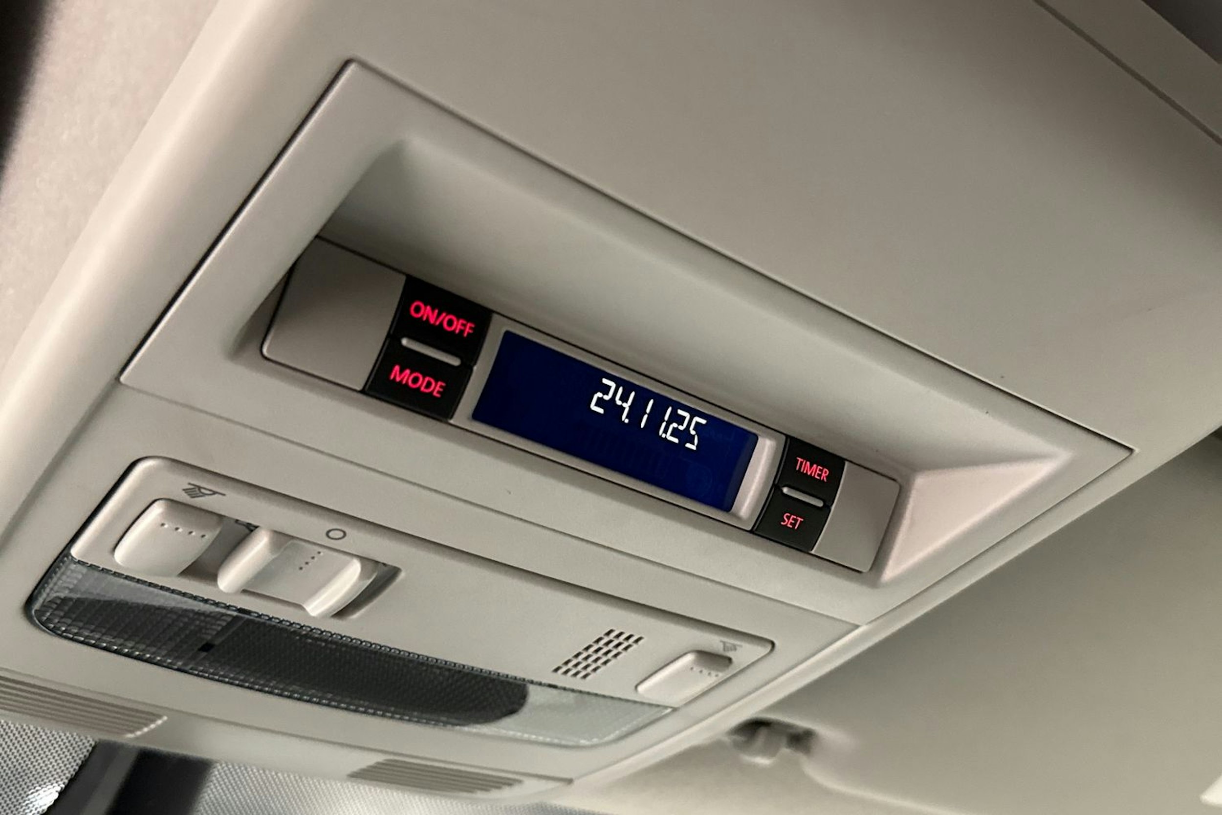 punainen Volkswagen Transporter 2016 kuva 18.