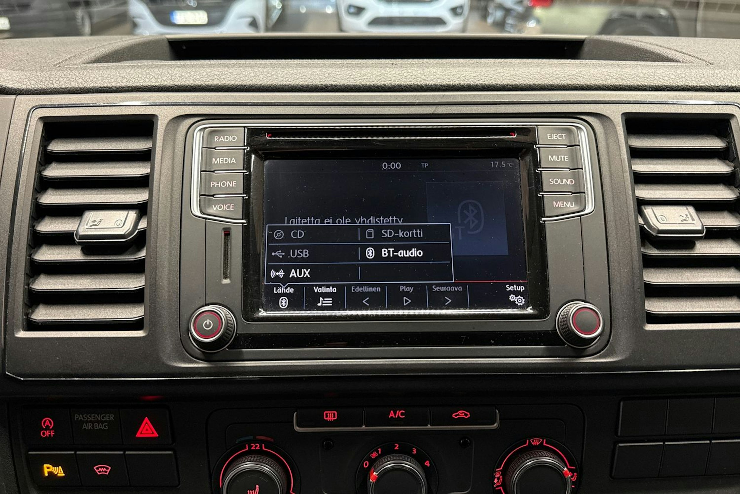 punainen Volkswagen Transporter 2016 kuva 19.