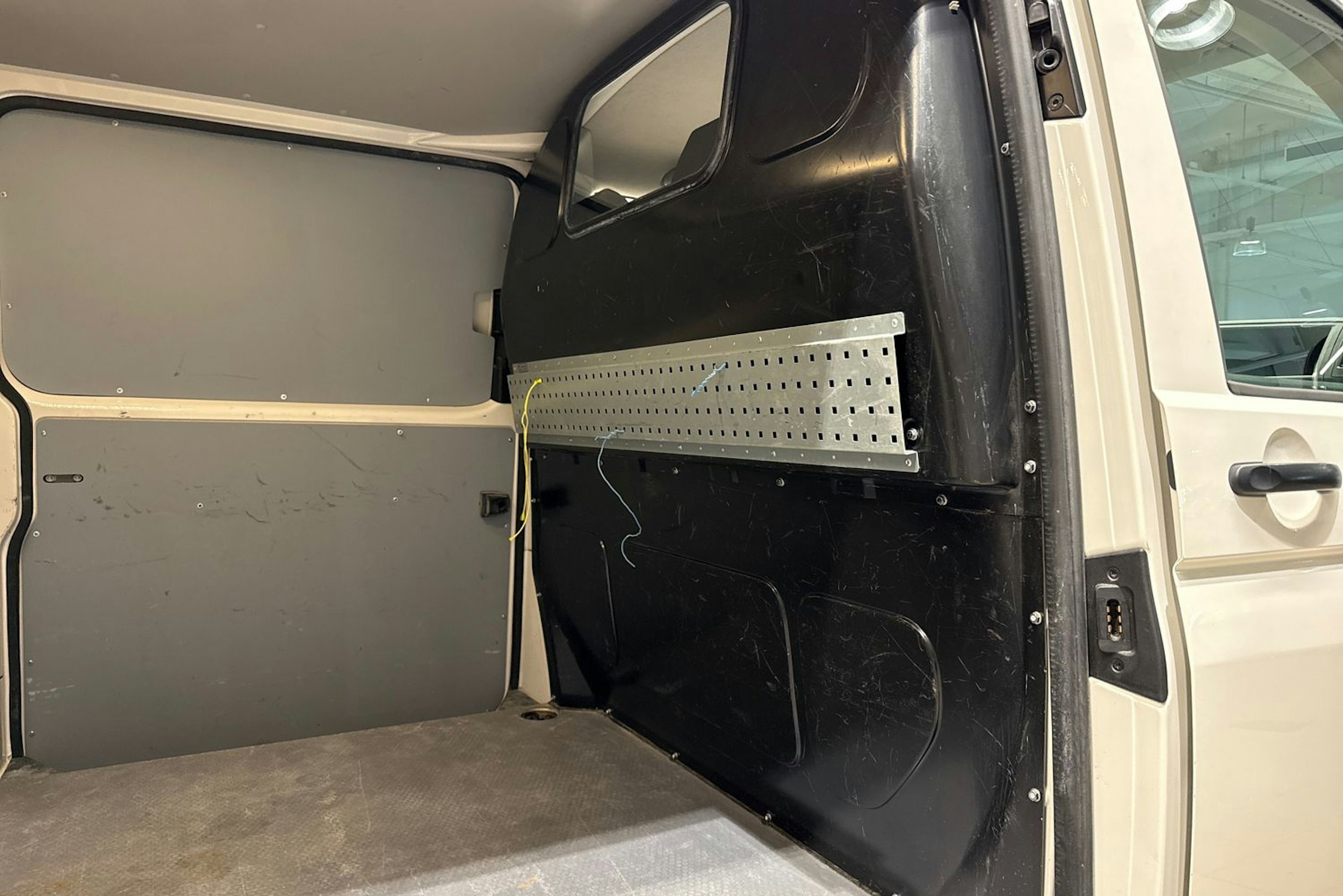 Valkoinen Volkswagen TRANSPORTER 2016 kuva 15.