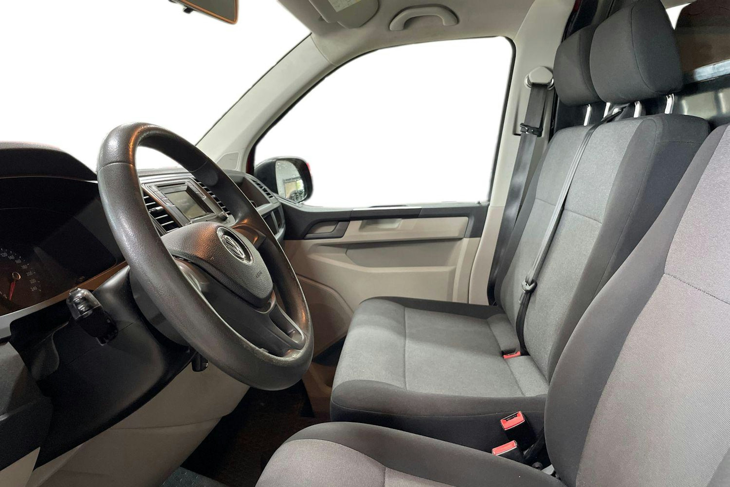 Punainen Volkswagen TRANSPORTER 2016 kuva 9.