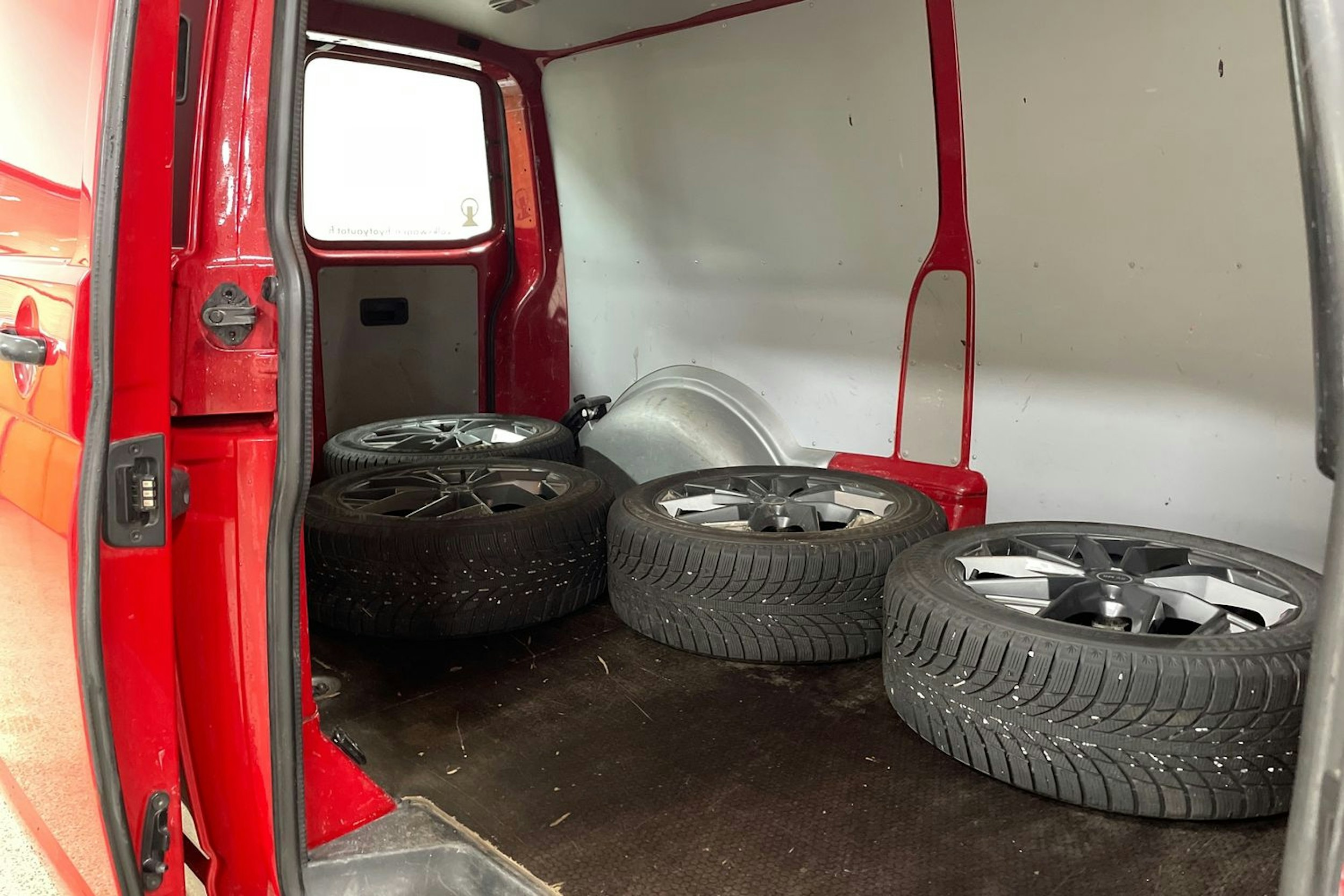Punainen Volkswagen TRANSPORTER 2016 kuva 15.