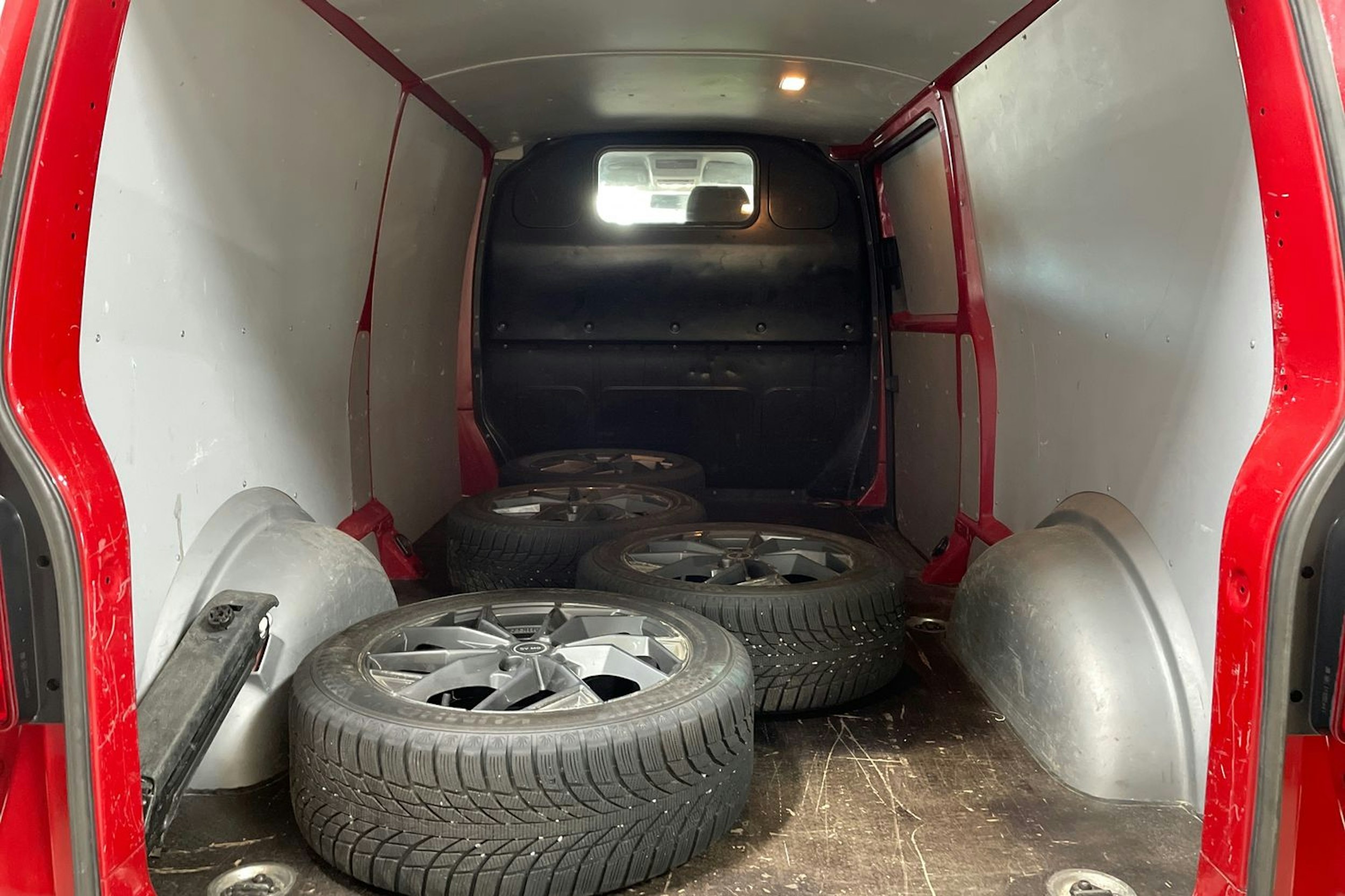 Punainen Volkswagen TRANSPORTER 2016 kuva 16.