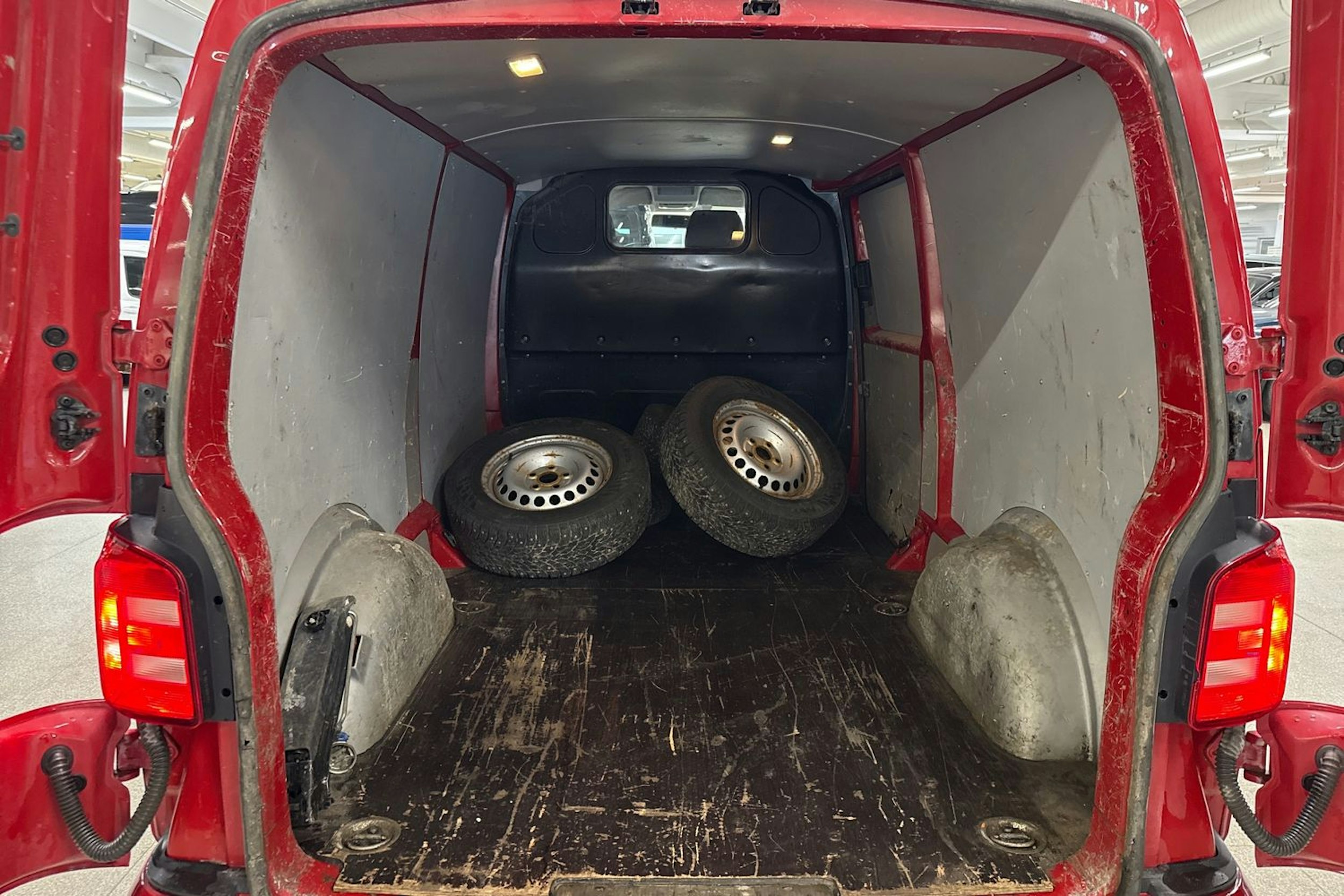Punainen Volkswagen TRANSPORTER 2016 kuva 14.