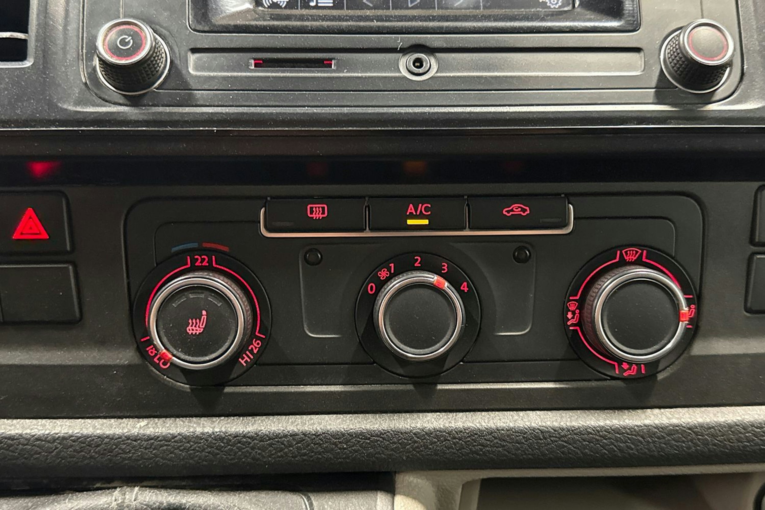 Punainen Volkswagen TRANSPORTER 2016 kuva 18.