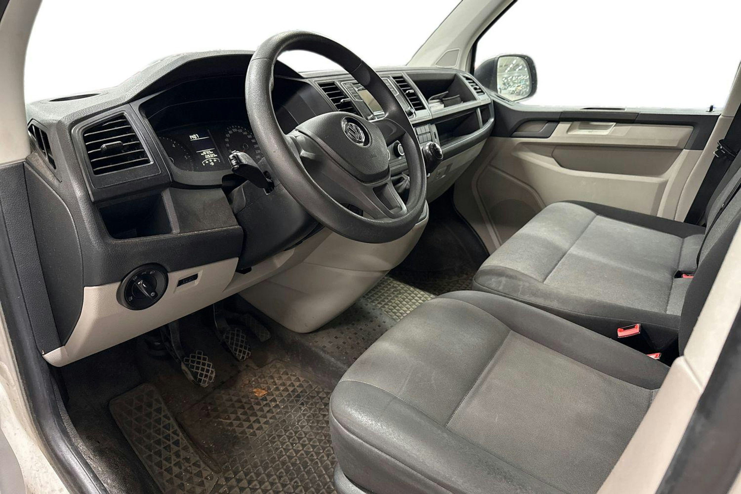 valkoinen Volkswagen Transporter 2016 kuva 3.