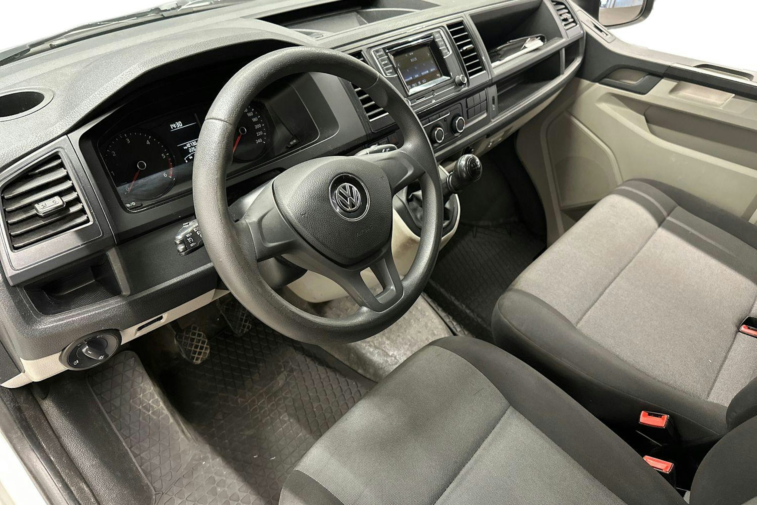 valkoinen Volkswagen Transporter 2016 kuva 9.