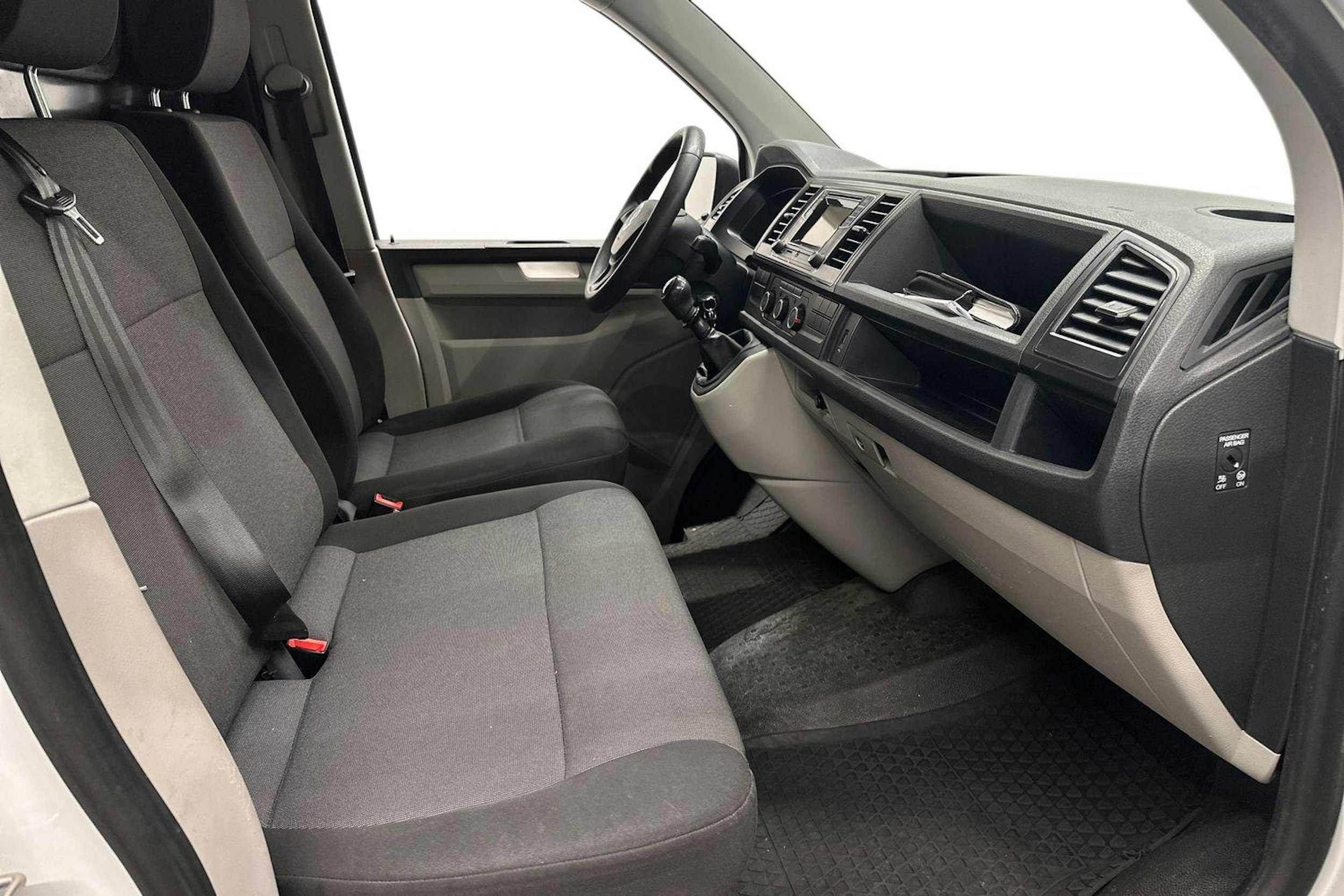 valkoinen Volkswagen Transporter 2016 kuva 10.