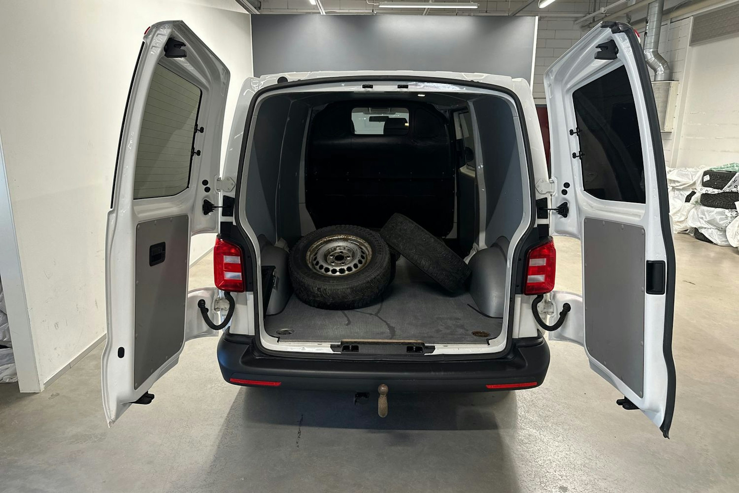 valkoinen Volkswagen Transporter 2016 kuva 15.