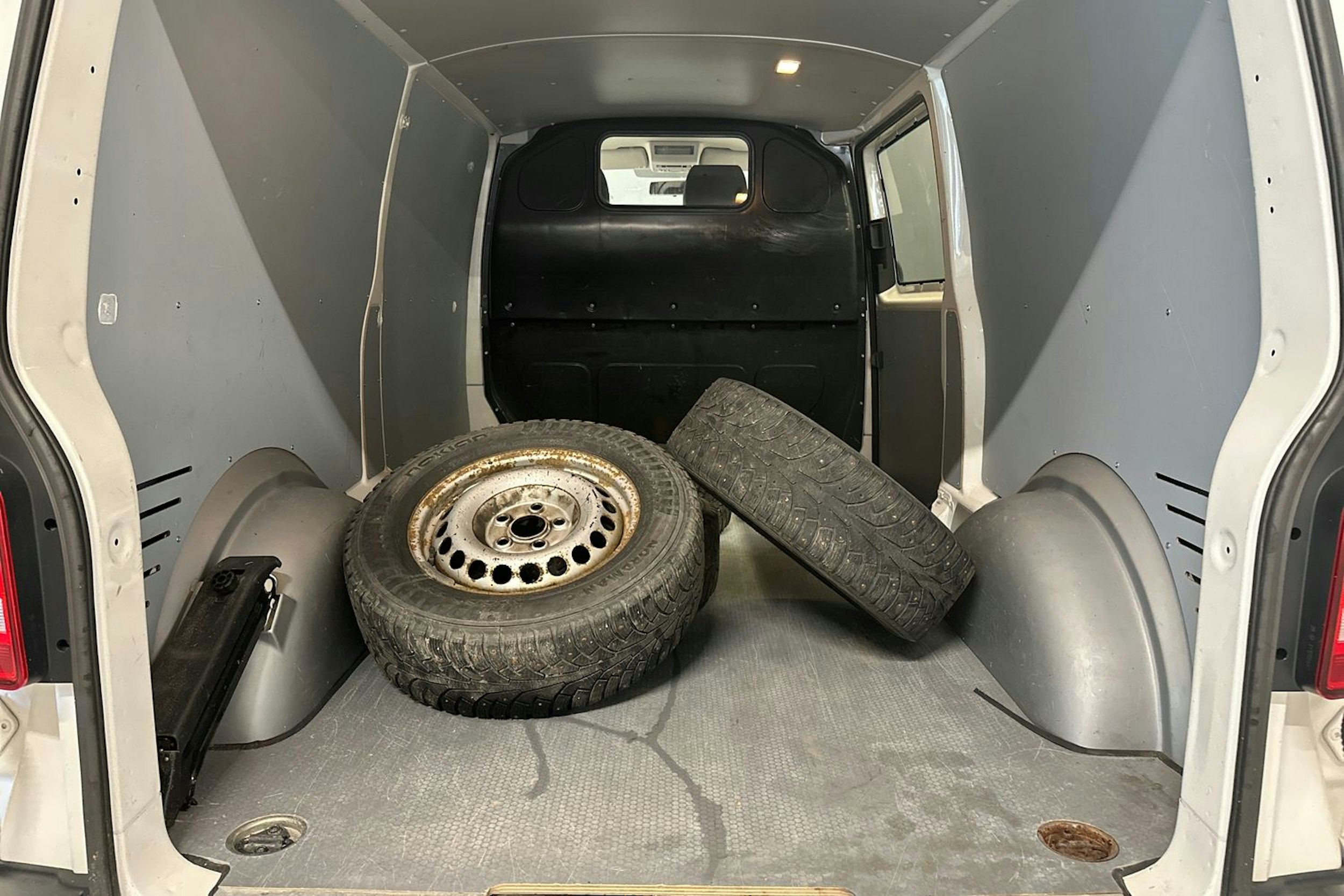 valkoinen Volkswagen Transporter 2016 kuva 16.