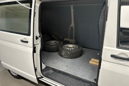 valkoinen Volkswagen Transporter 2016 kuva 17.