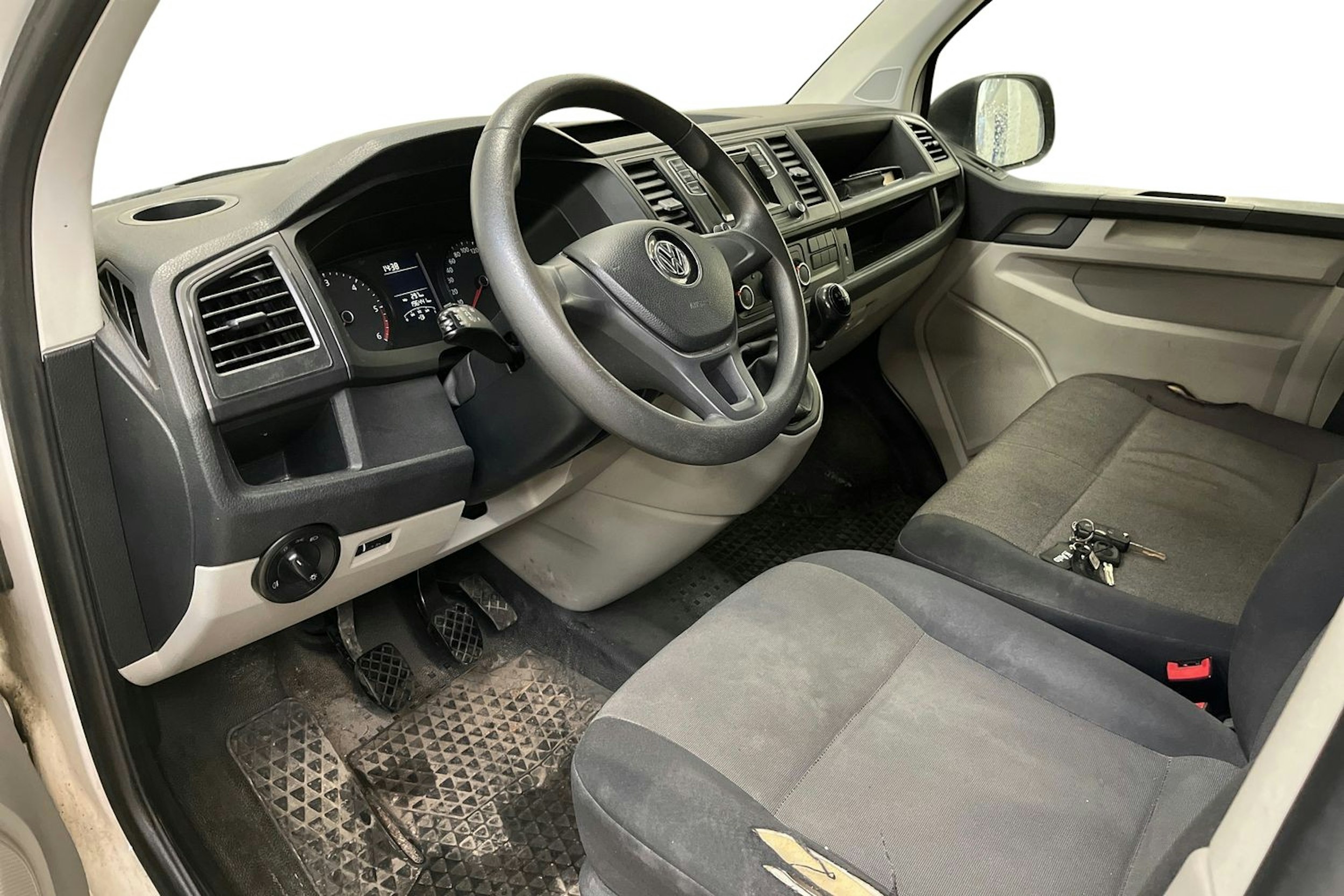 valkoinen Volkswagen Transporter 2016 kuva 3.