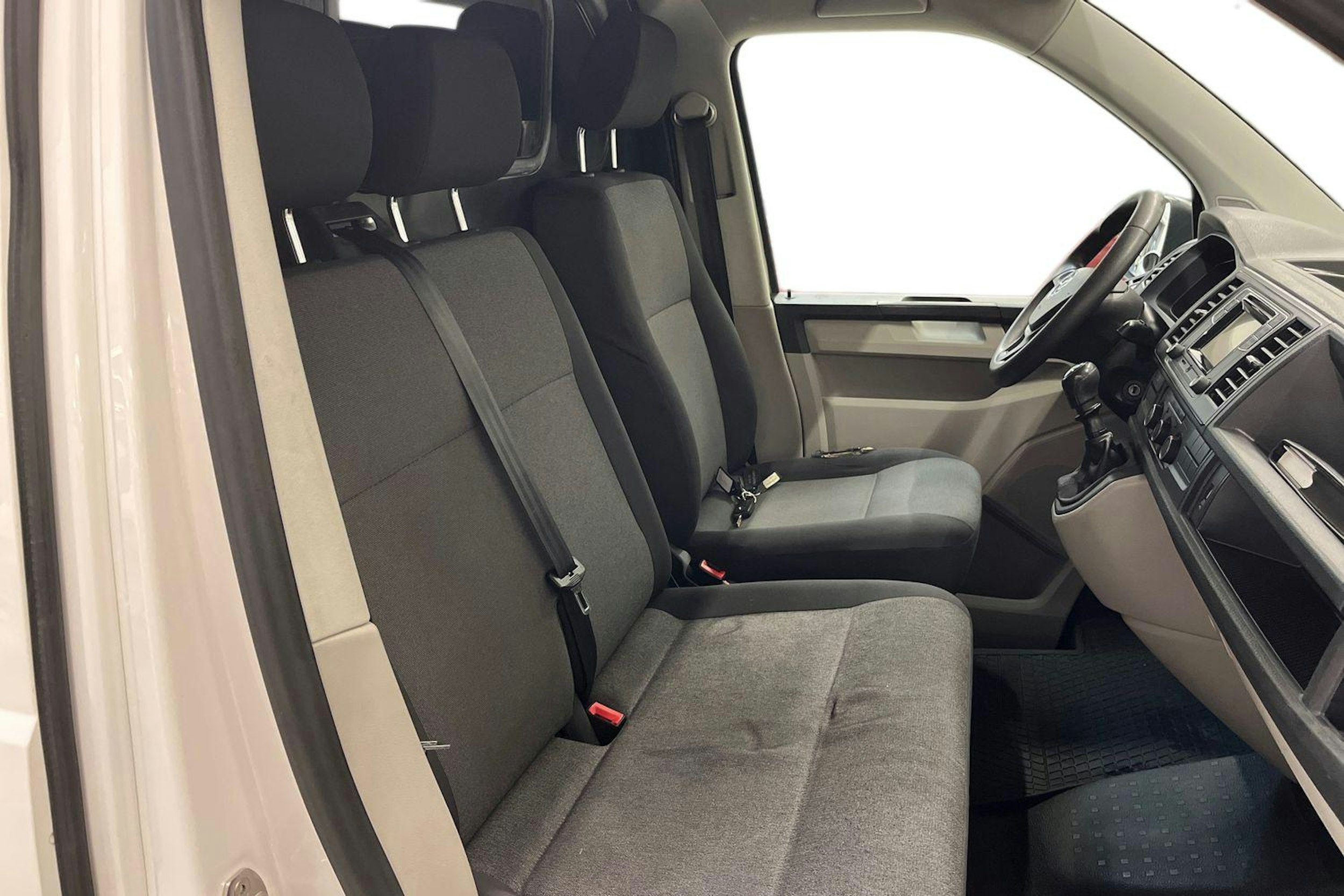 valkoinen Volkswagen Transporter 2016 kuva 11.