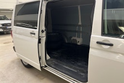 valkoinen Volkswagen Transporter 2016 kuva 13.