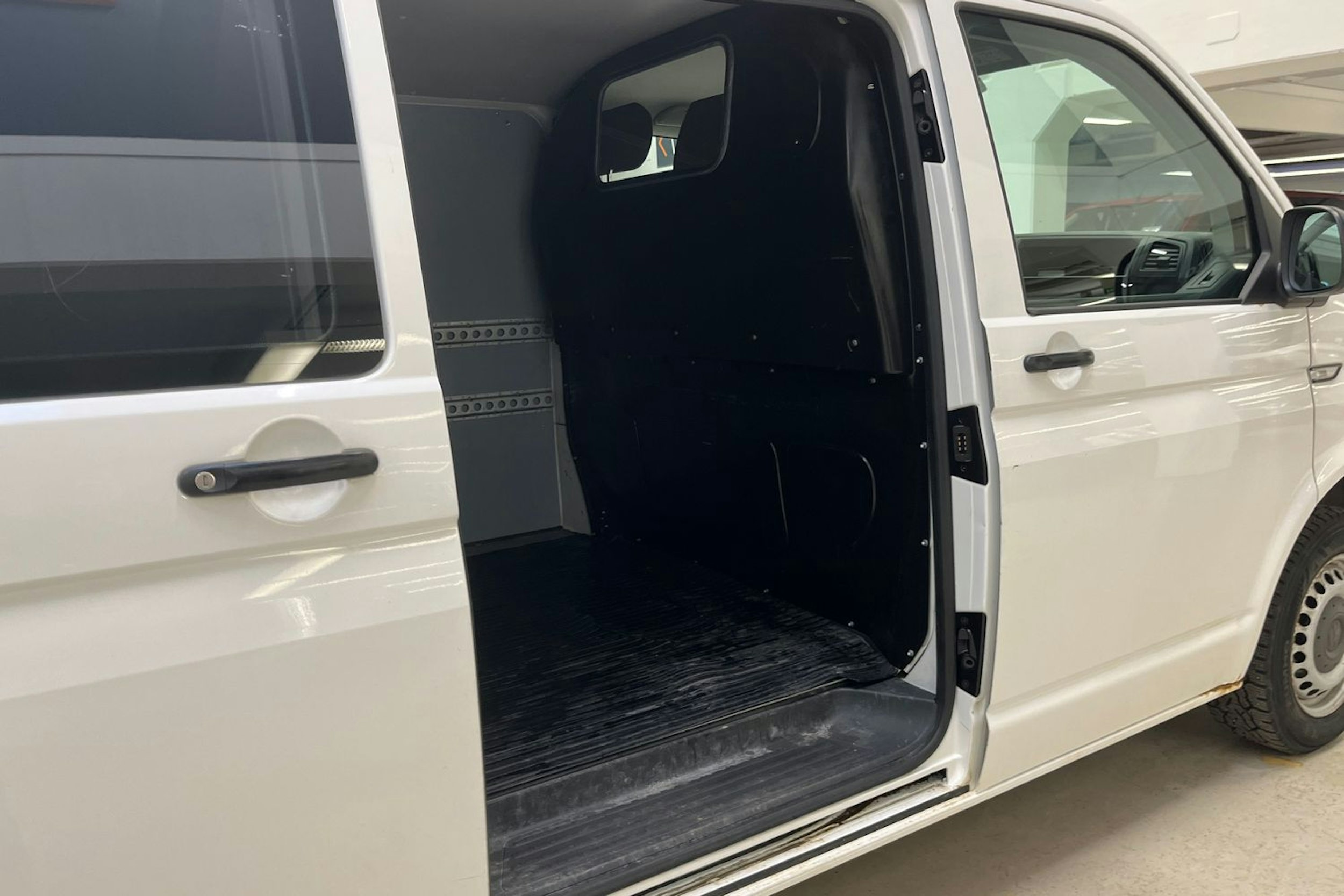 valkoinen Volkswagen Transporter 2016 kuva 15.