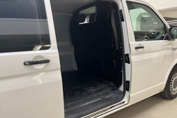 valkoinen Volkswagen Transporter 2016 kuva 15.