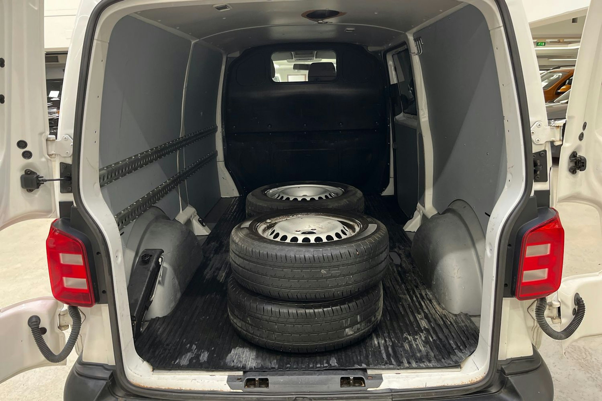 valkoinen Volkswagen Transporter 2016 kuva 16.