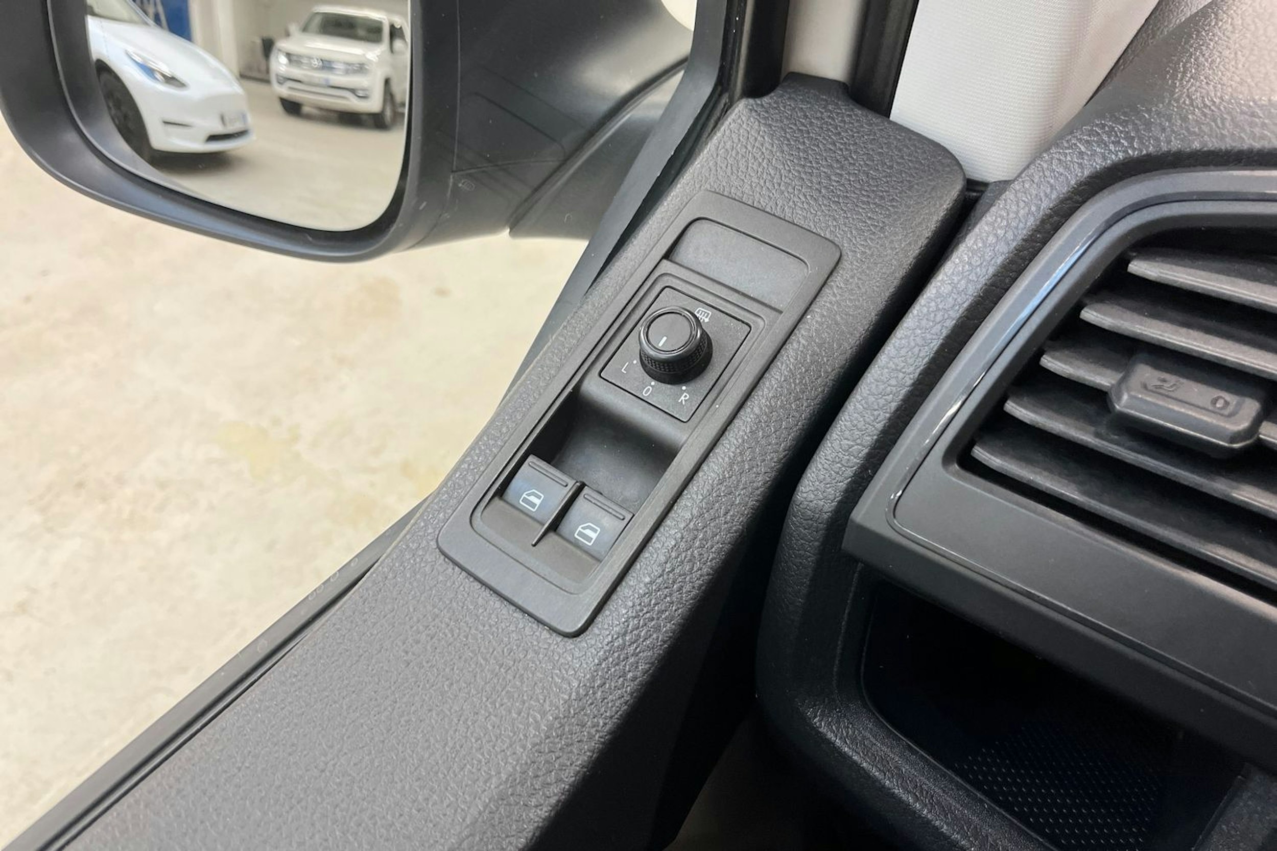 valkoinen Volkswagen Transporter 2016 kuva 18.