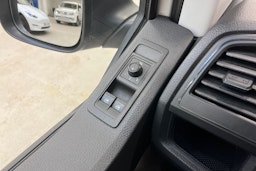 valkoinen Volkswagen Transporter 2016 kuva 18.