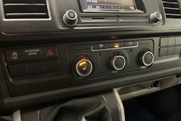 valkoinen Volkswagen Transporter 2016 kuva 20.