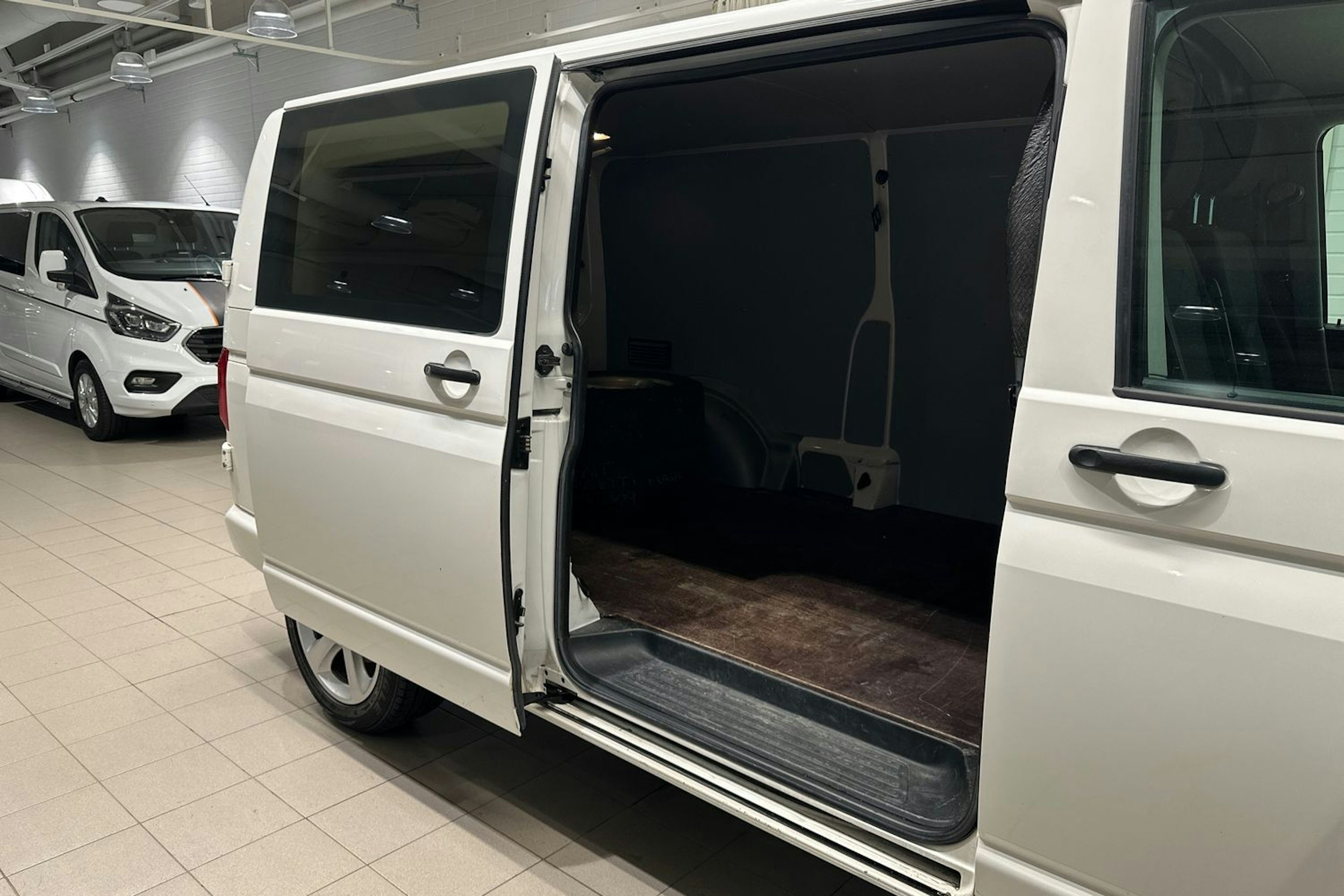 Valkoinen Volkswagen TRANSPORTER 2016 kuva 21.