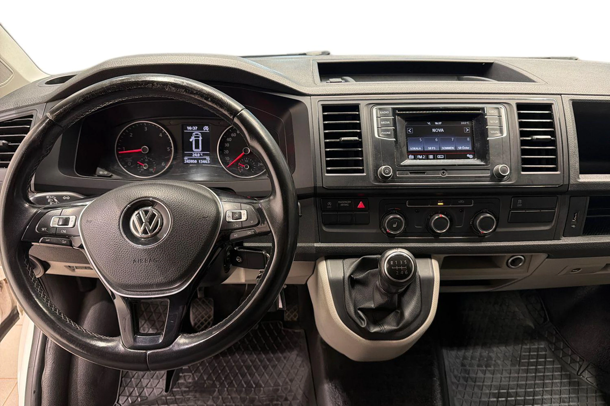 valkoinen Volkswagen Transporter 2016 kuva 9.