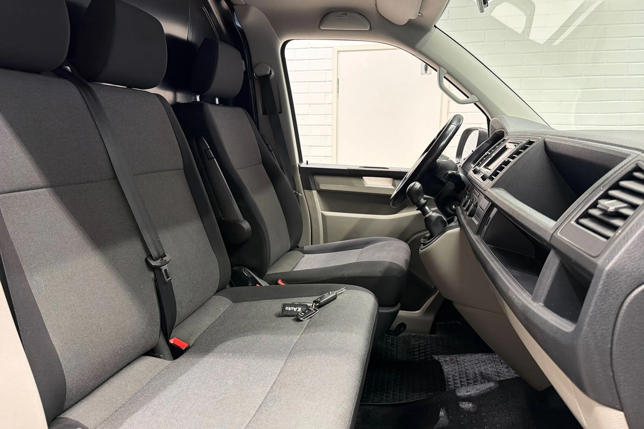valkoinen Volkswagen Transporter 2016 kuva 23.