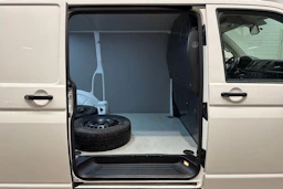 valkoinen Volkswagen Transporter 2016 kuva 24.