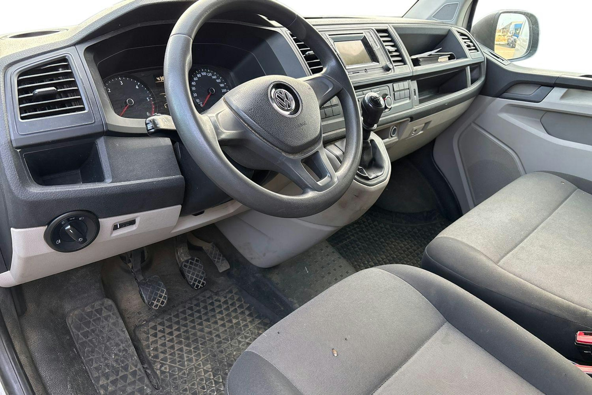 valkoinen Volkswagen Transporter 2016 kuva 3.