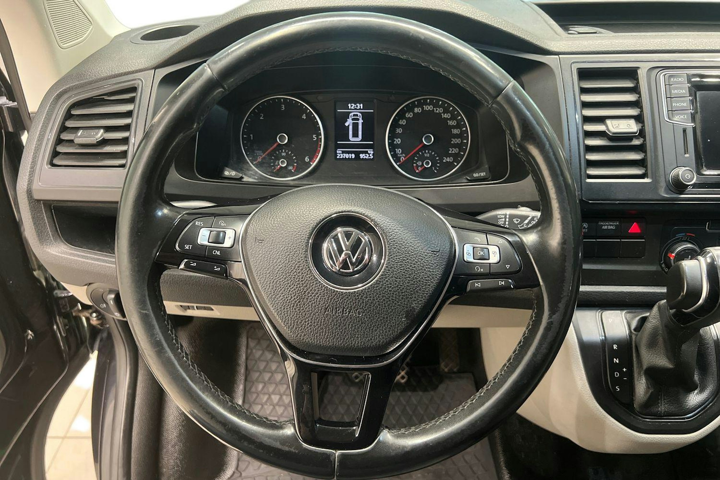 musta Volkswagen Transporter 2016 kuva 9.