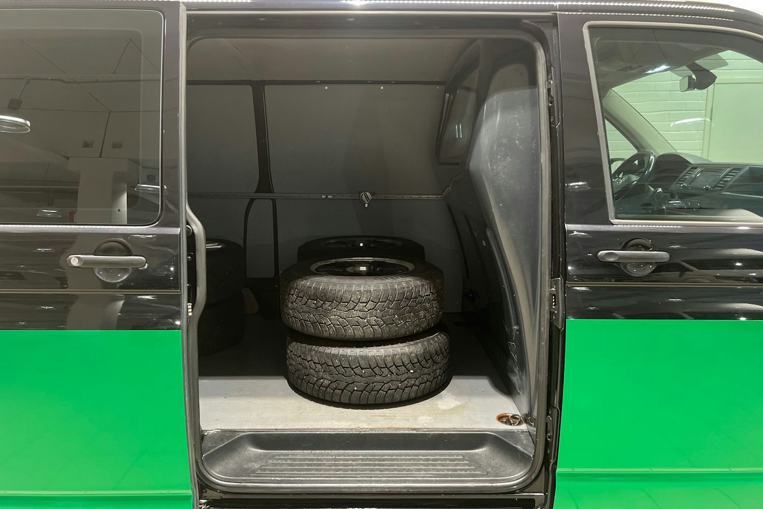 musta Volkswagen Transporter 2016 kuva 17.