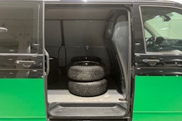 musta Volkswagen Transporter 2016 kuva 17.