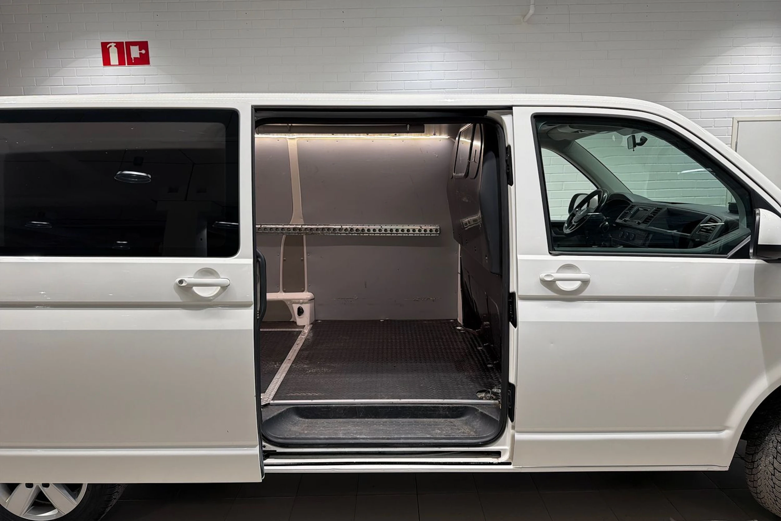 Valkoinen Volkswagen TRANSPORTER 2016 kuva 22.