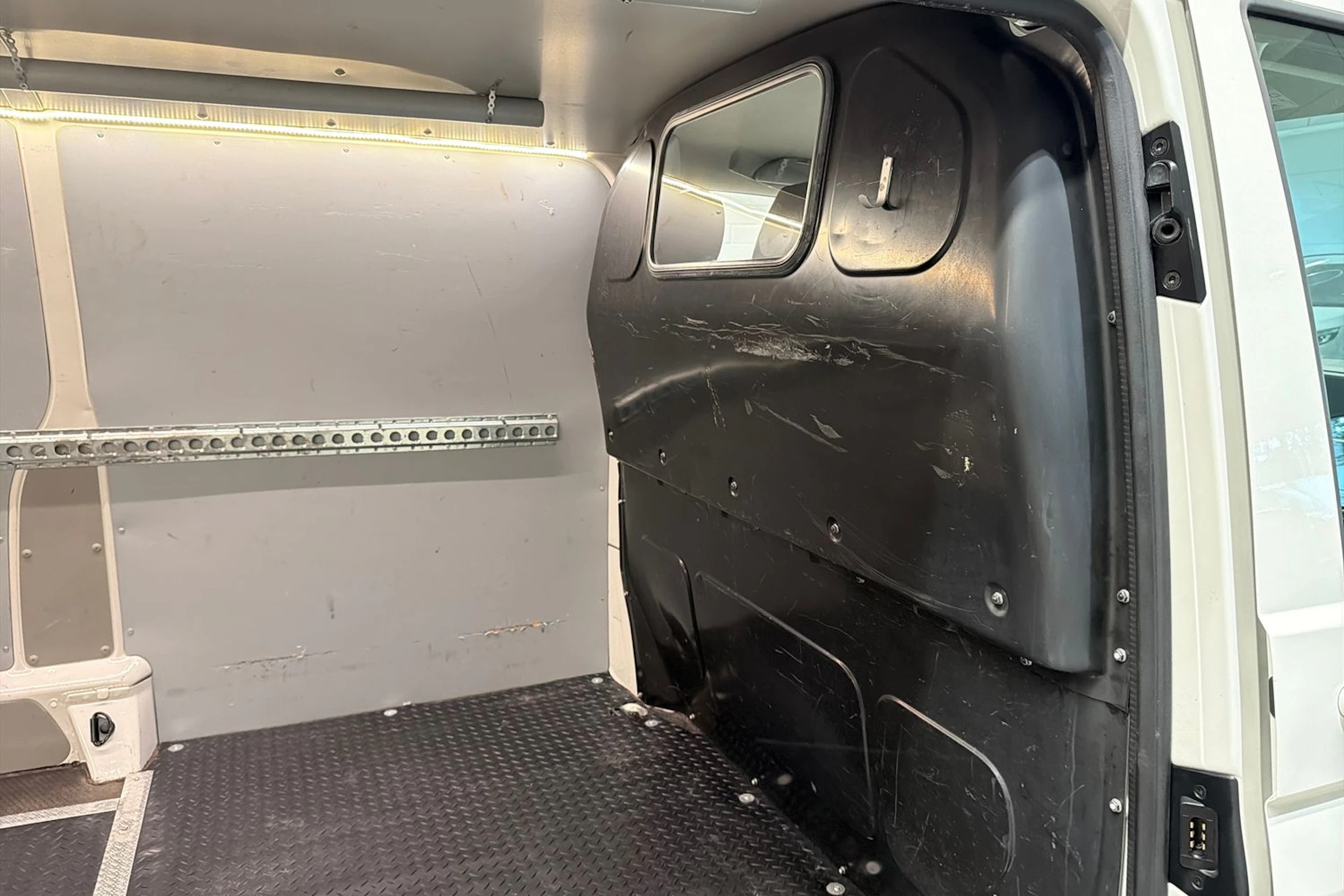 Valkoinen Volkswagen TRANSPORTER 2016 kuva 23.