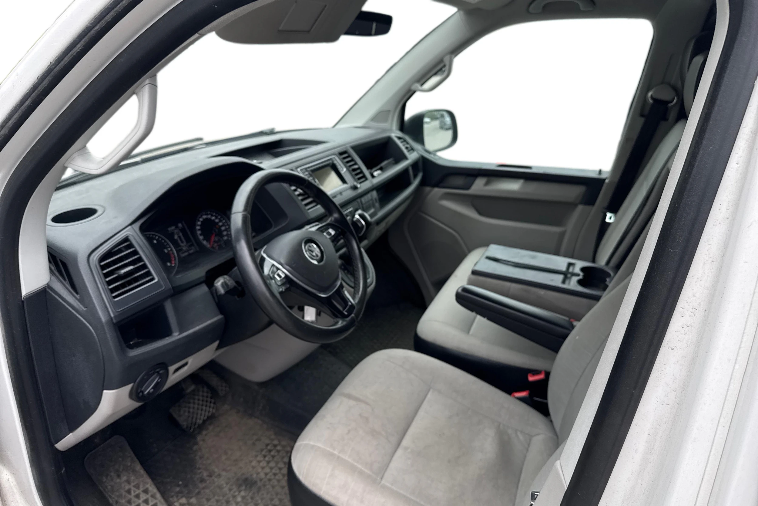 valkoinen Volkswagen Transporter 2016 kuva 3.