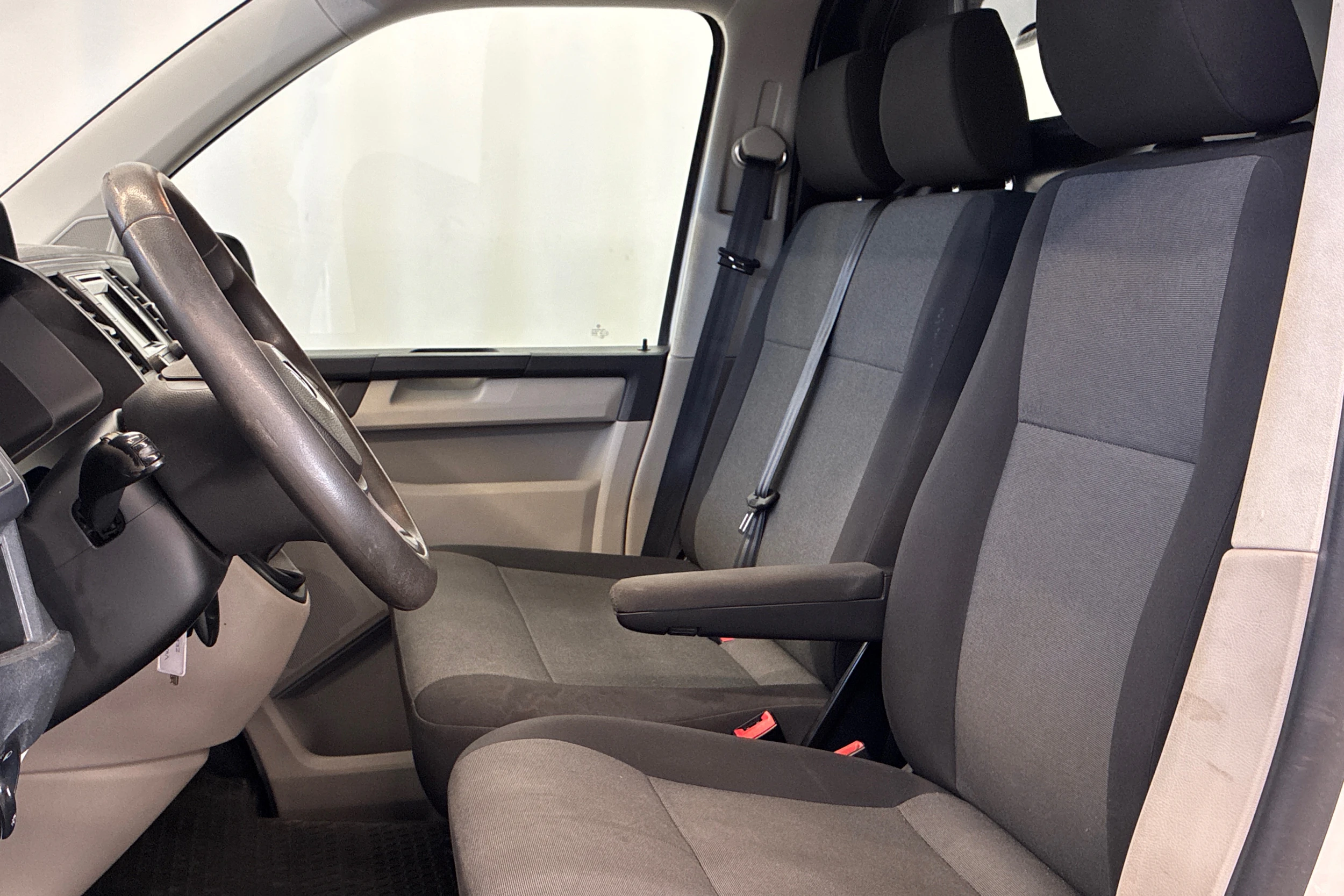 valkoinen Volkswagen Transporter 2016 kuva 12.