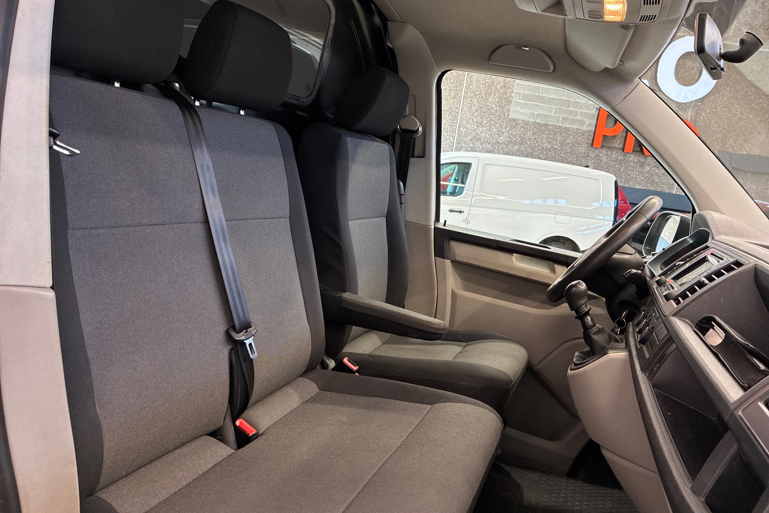 valkoinen Volkswagen Transporter 2016 kuva 13.