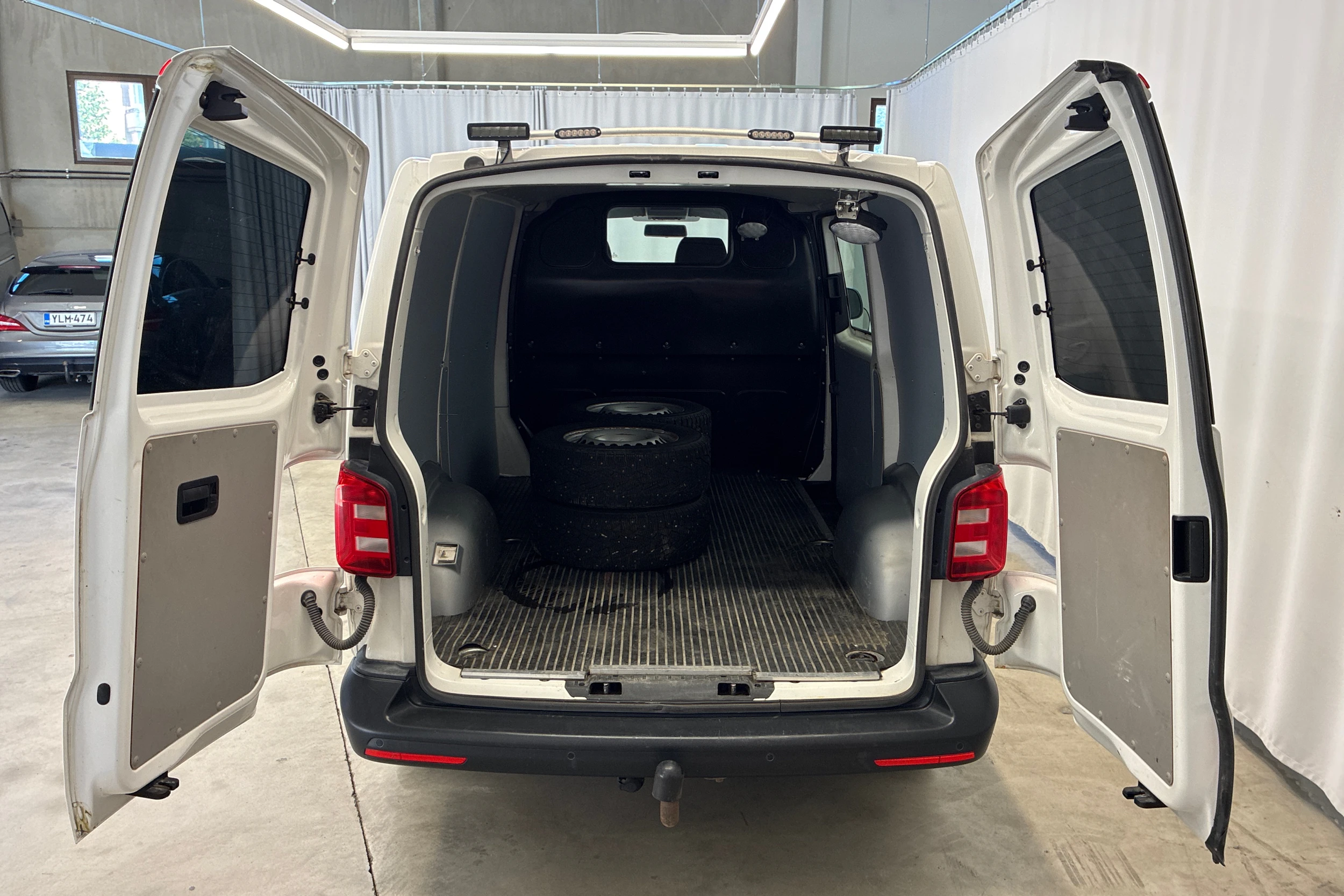 valkoinen Volkswagen Transporter 2016 kuva 14.