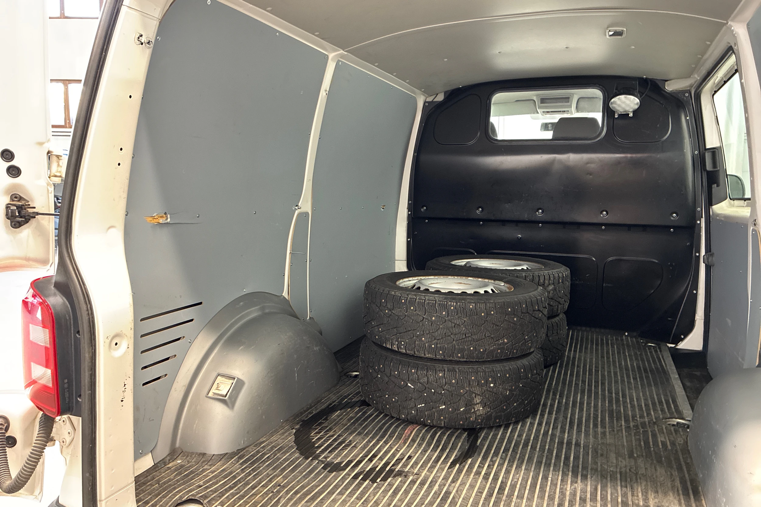 valkoinen Volkswagen Transporter 2016 kuva 15.